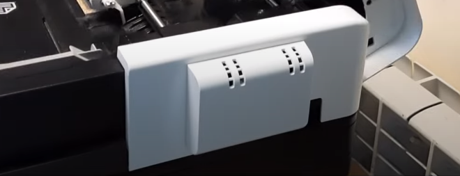 Белая крышка на задней части принтера на двух защелках