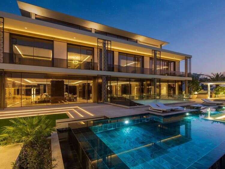 Вилла XLV в дубайском районе Emirates Hills может стать очередной в ряду продаж эксклюзивных сверхдорогих особняков Дубая.