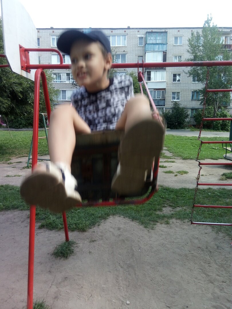 В свои 7 Захар научился качаться на качелях. То, что Маше доступно в 5, брат нагоняет в 7