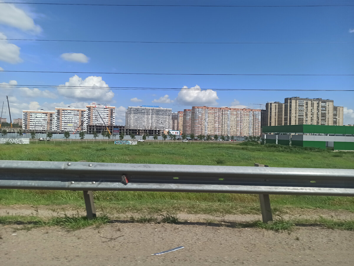 При въезде в город. Новострой, сплошной новострой)