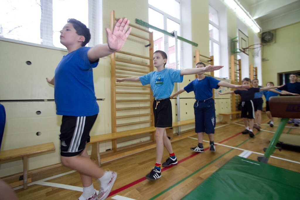 Форма спортивная урок физкультуры. Занятия физической культурой в школе. В школе на физре. Занятие в спортзале школьники. Урок физкультуры в коррекционной школе.