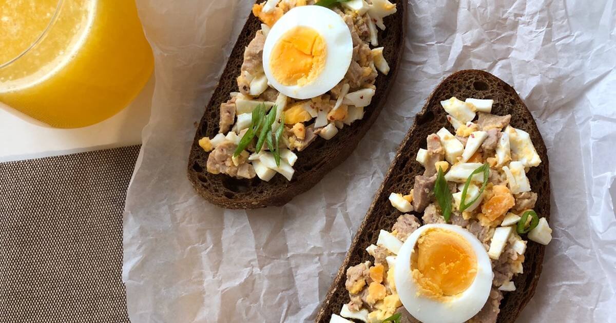 Смёрреброд с печенью трески и яйцом.