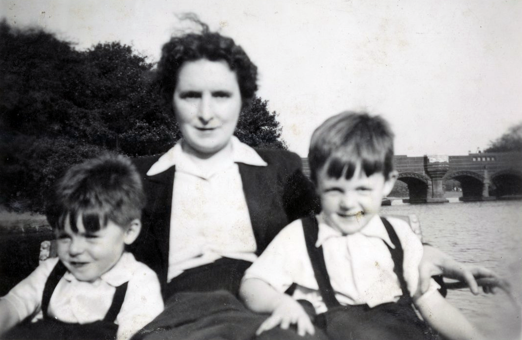 Мери Маккартни, Пол (слева) и Майкл (справа). Фотография 1948-1950 годов.Мэри Маккартни скончалась от рака молочной железы 31 октября 1956 года. Полу в это время было 14, а Майклу — 12 лет