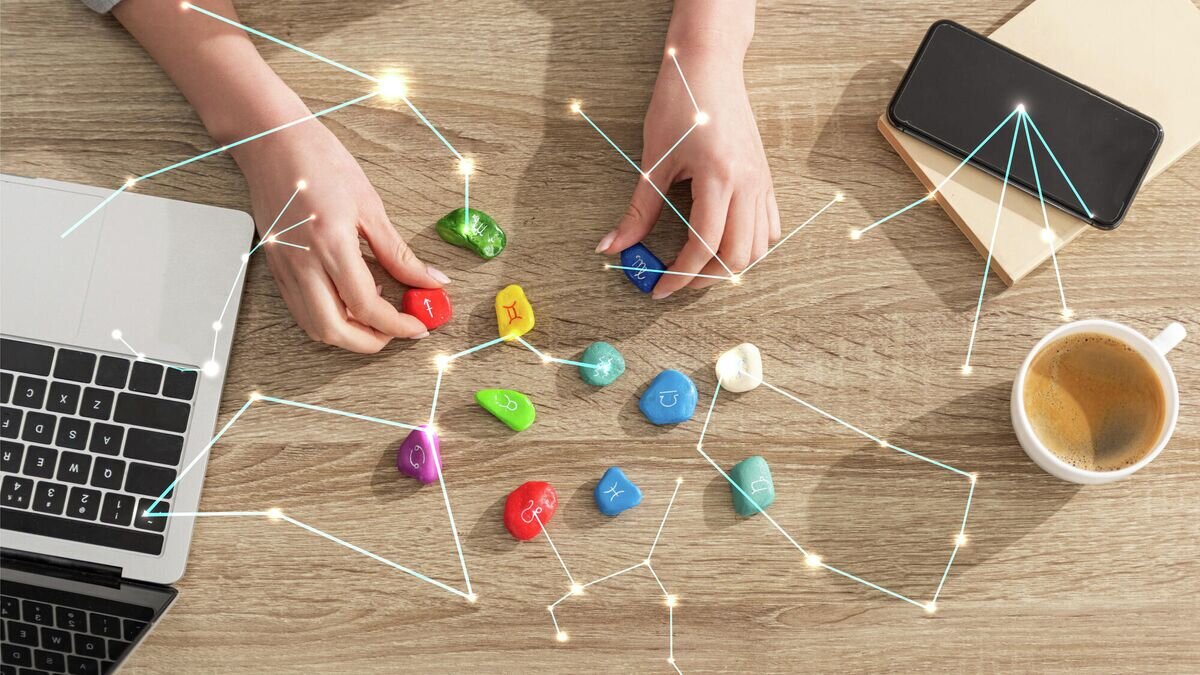    Астролог, держащий камни со знаками зодиака© Depositphotos / AndrewLozovyi