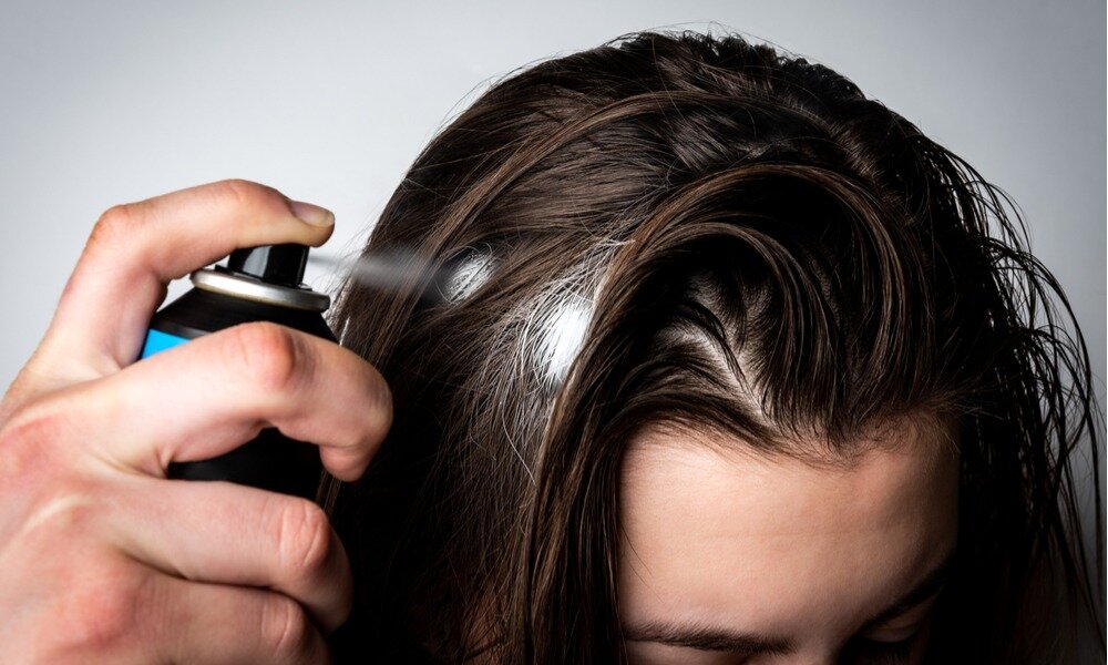 Это средство — незаменимый помощник, когда нужно отсрочить следующее мытье головы. Оно также идеально подходит в качестве продукта для укладки, чтобы придать волосам объем.