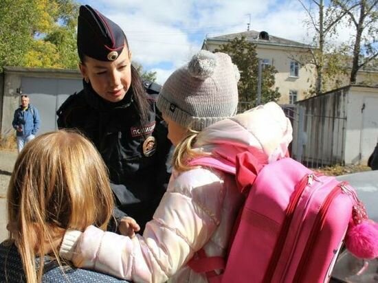     Полицейские в Хабаровске провели социальный эксперимент в школе ФОТО: УМВД России по Хабаровскому краю