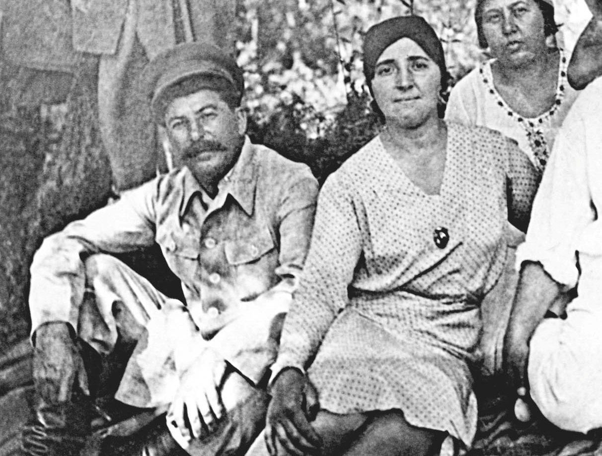 Жена сталина застрелилась