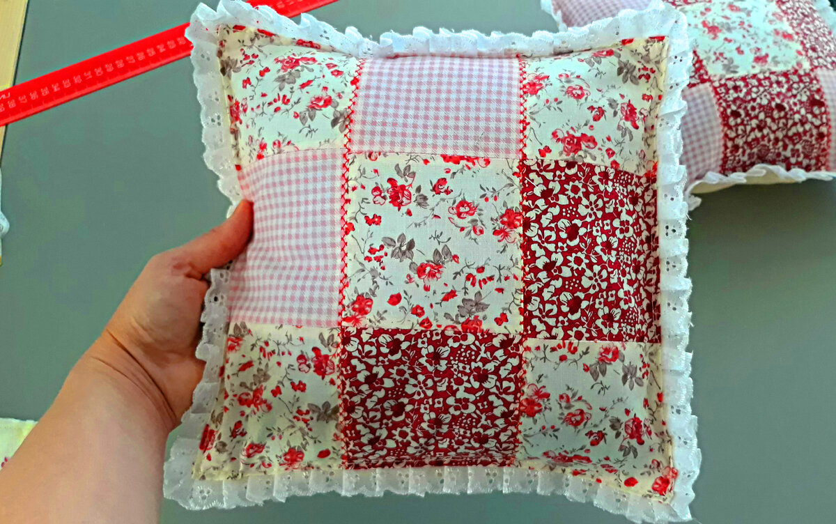 Это - одна из малышек, которые помогают мне комфортно спать