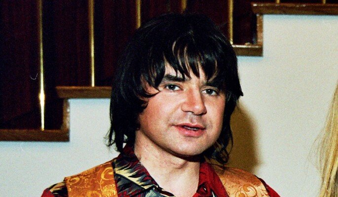 Он долго шел к своему успеху, скитался по разным ансамблям. А потом громко выстрелил с ностальгическим репертуаром 70-х годов. Чистые романтические песни сразу же пришлись публике по душе.