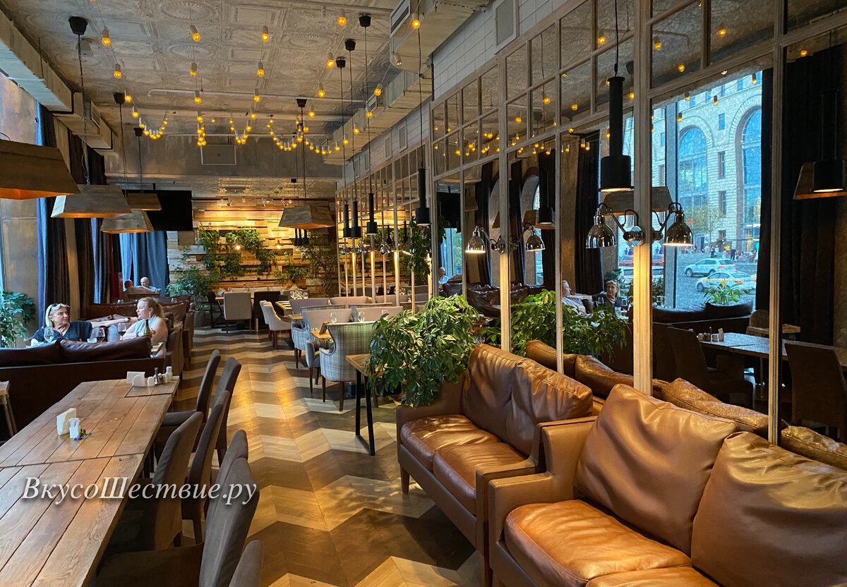 Зал ресторана с видом на "Детский мир"