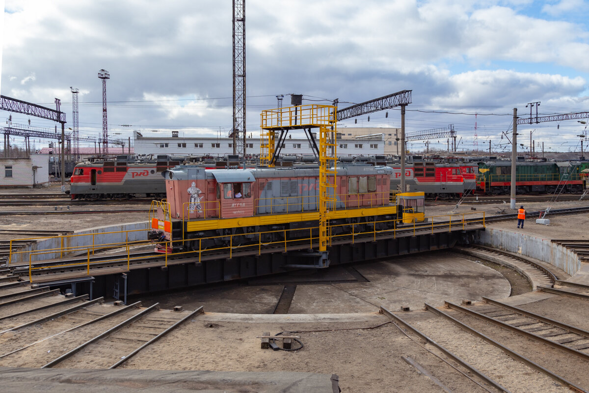 поворотный круг и тепловоз ЧМЭ3Т-6572