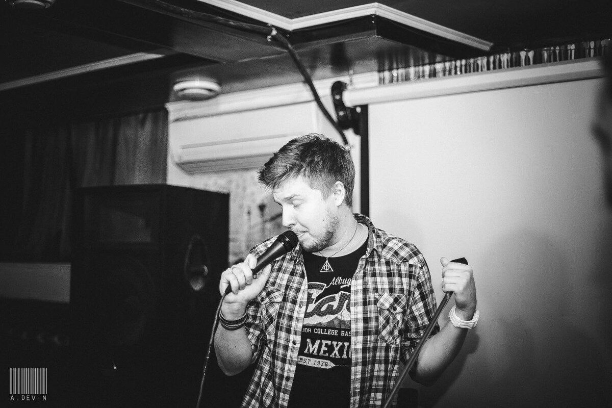 “На фото мое первое выступлению - 2014 год. Очень жаль, что мне никто не подсказал, что на сцене нужно открывать глаза!”