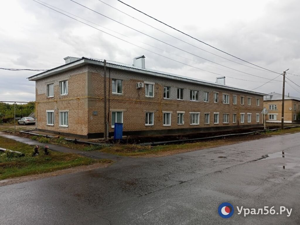    Жильцы возвращаются в свои квартиры в доме на улице Фрунзе в Шарлыке, где в феврале обрушилась крыша