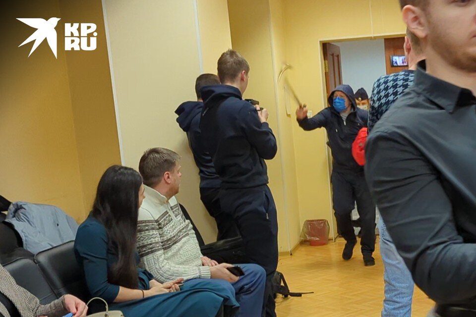     Канский замахнулся тростью на журналистов Мария ЛЕНЦ