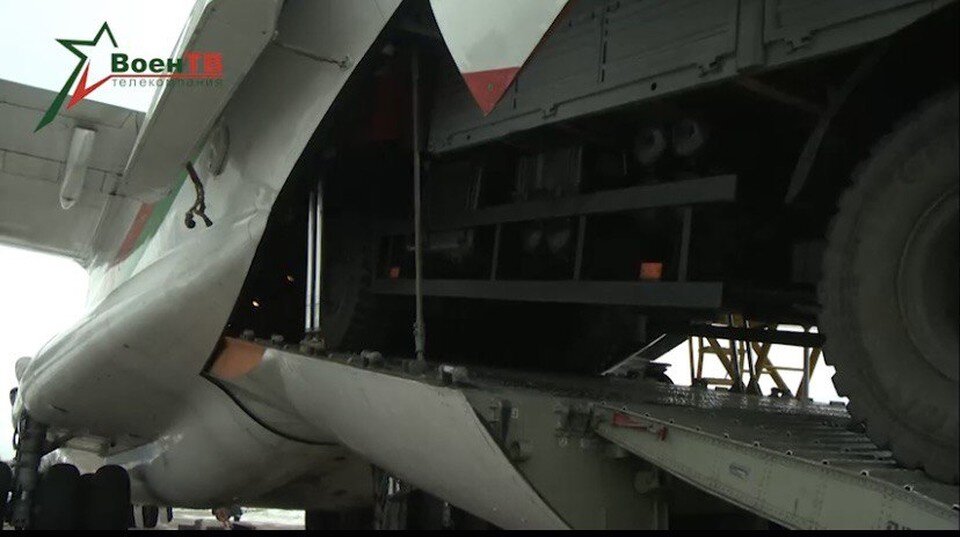     МЧС показало технику, которую Беларусь отправила в Турцию для помощи в ликвидации последствий от землетрясения. Фото: скриншот с видео «ВоенТВ», опубликованного в телеграм-канале Министерства обороны