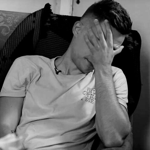 На фото знаменитый иноагент становится жертвой справедливой расправы рэпперов из объединения "Антихайп".