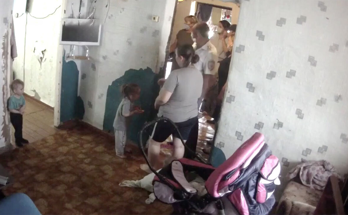 Слишком много деталей при "осмотре" квартир и ""специалисты" мгновенно делают выводы, что дети находятся в ситуации "ущемления". 