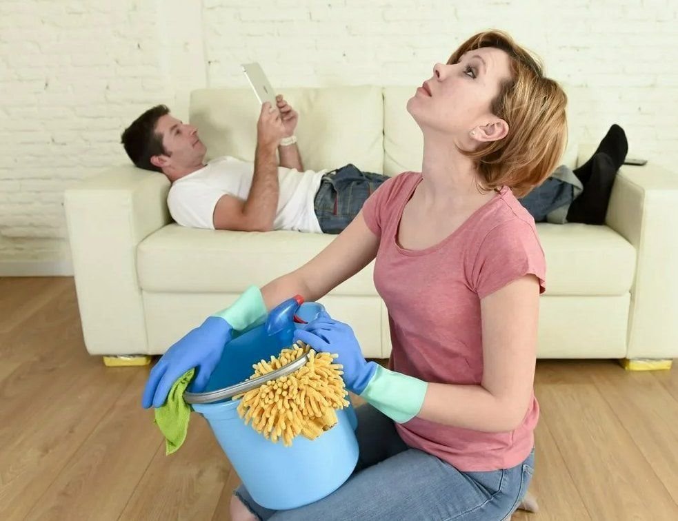 Муж на диване