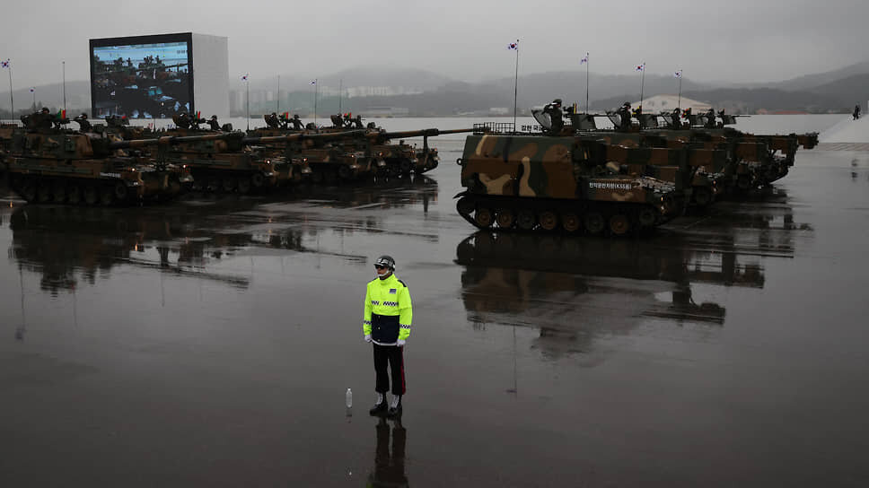 Фото: Kim Hong-Ji/Pool / Reuters📷Военный на фоне бронетехники