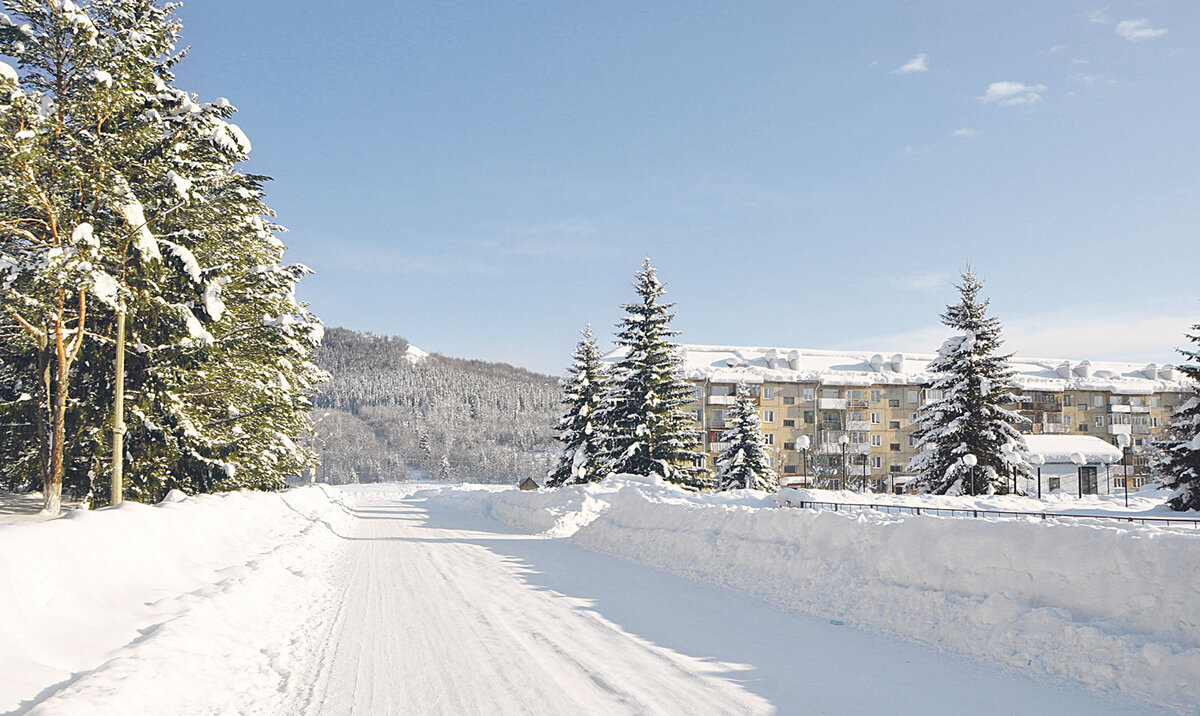 А еще история возникновения поселка тесно связана с Кузнецким металлургическим комбинатом (город Новокузнецк). При нем было организовано горное управление, работники которого занимались вводом в строй предприятий по добыче руды. К началу Великой Отечественной войны доля местных (Кузбасских) руд составляла 33 процента. Война дала мощный толчок развитию всей промышленности Сибири, фронт требовал все больше металла (снаряды, орудия, танки). Разведка месторождений не прекращалась и в годы Великой Отечественной войны. Месторождение «Рудный Каскад» вдоль хребтов Восточного Саяна, где впоследствии построили Краснокаменск, было открыто в 1933 году. В сентябре 1964 года началось проектирование и строительство Краснокаменского рудника. 29 апреля 1969 года первые три вагона (186 тонн) руды отправили на Кузнецкий металлургический комбинат. В 1970 году приступили к строительству промышленных объектов на промплощадке, в январе 1971 года забили сваи под первый 90-квартирный дом.
