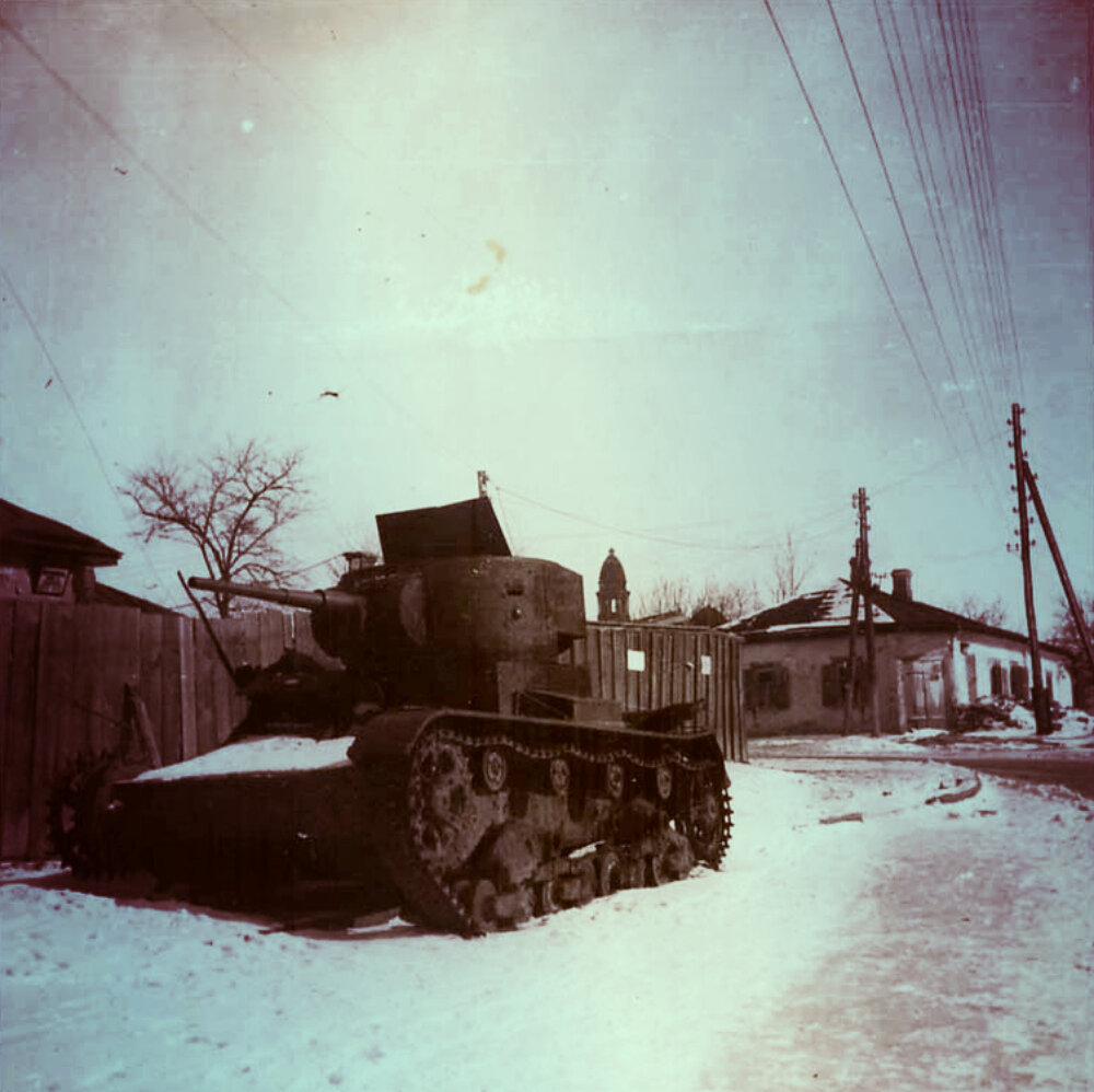 Советский танк Т-26, подбитый осенью 1941 года на перекрёстке улицы Валковской и Комсомольского шоссе. Харьков. Фото: pastvu.com. Фотография использована в качестве иллюстрации.