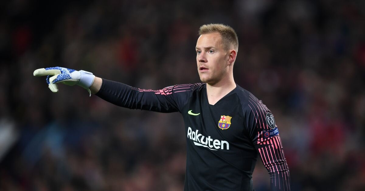 Тер Штеген указывает игрокам как лучше встать в стенке.