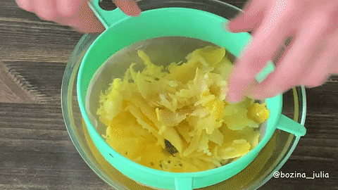 Процеживаем цедру от воды