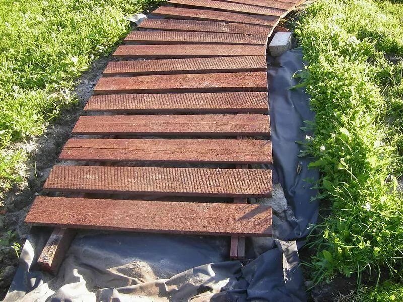 Деревянные дорожки на участке фото Дорожки на дачном участке: удобство и оформление территории! Своя квартира Life 
