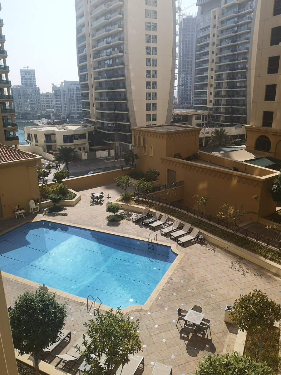 Бесплатный басейн для жителей домов на JBR