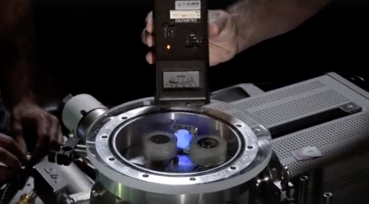 Специальный корпус с вакуумом внутри и двумя катушками скотча.