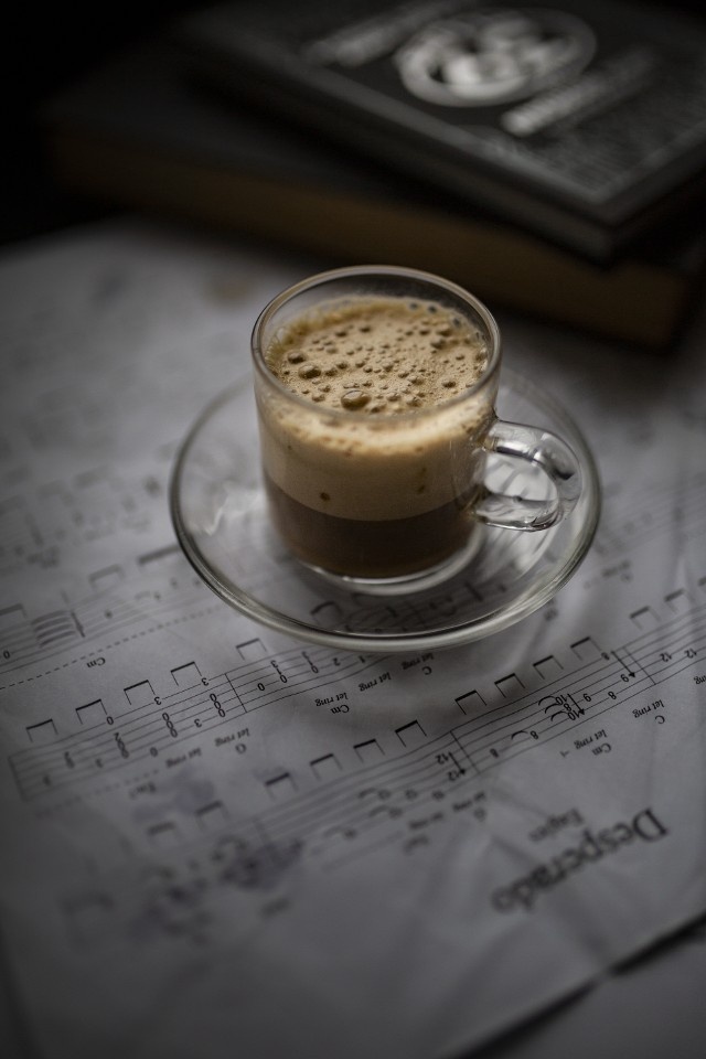 По порядку:
Есть несколько видов жиросжигающих препаратов: 
1.	Те, что ускоряют метаболизм (чем быстрее метаболизм, тем больше калорий организм САМ тратит на свои же процессы, чем больше тратит, тем сильнее вы худеете) за счет повышения температуры тела и воздействия на ЦНС (состоят чаще всего из кофеина и гуараны)

2.	Те, что подавляют аппетит. Действуют на тот отдел мозга, что отвечает за чувство голода. 

3.	Те, что не дают организму переваривать пищу и всасывать воду (диуретики, от слова понос)

Все еще помните, из чего делают первый вид препаратов? Да, из кофеина. Тогда, получается, что кофе действительно повышает температуру тела, заставляет сердце биться чуть чаще, метаболизм ускоряется и организм сам, без вашего участия сжигает лишние пару сотен калорий. А вы, значит можете позволить себе лишнюю конфетку. 
Вывод: кофе вам может стать помощником, но слишком много надежд на него, умоляю, не возлагайте. 
