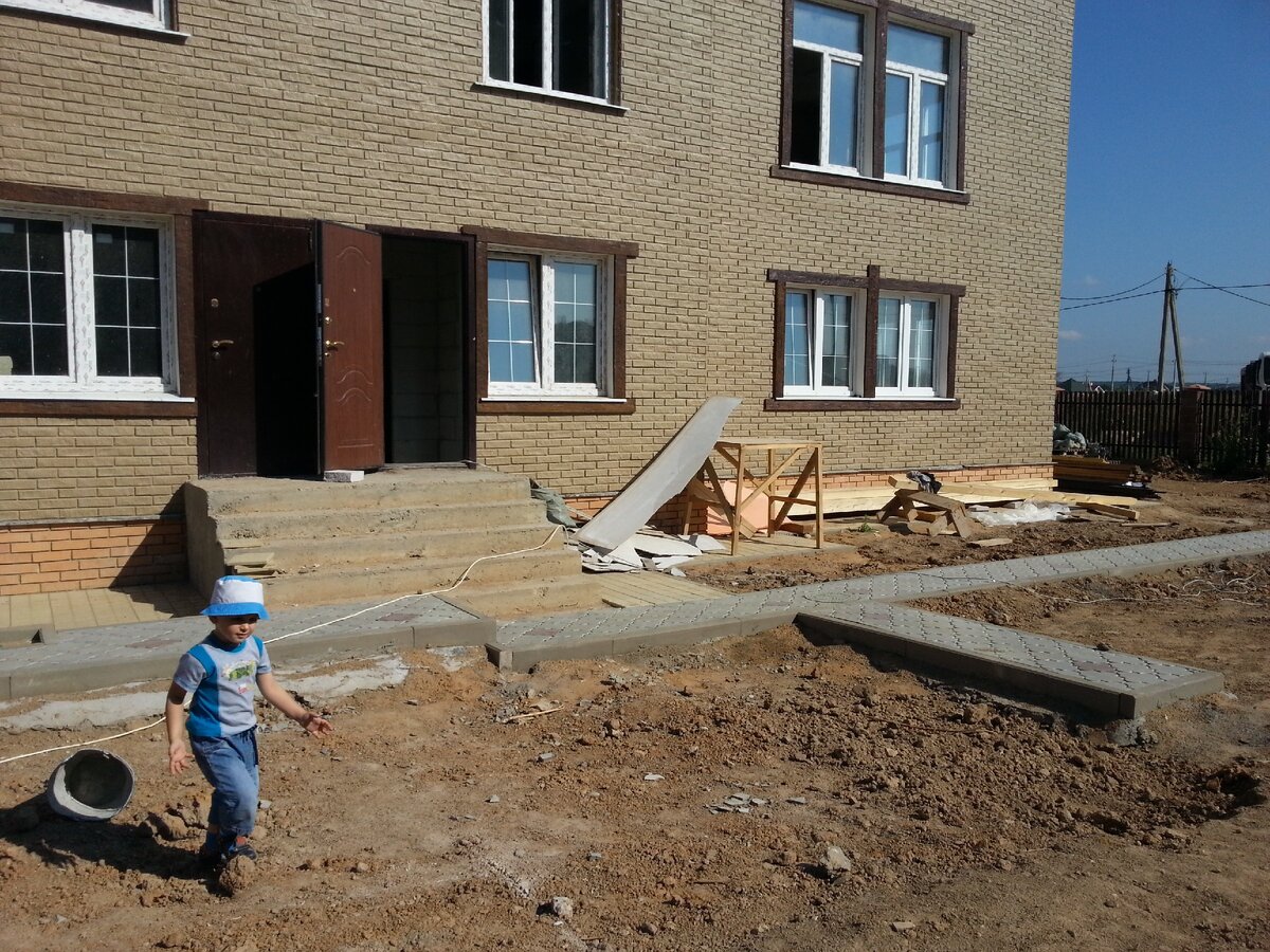 Здесь даже забора пока нет. Вот так выглядел наш вход...