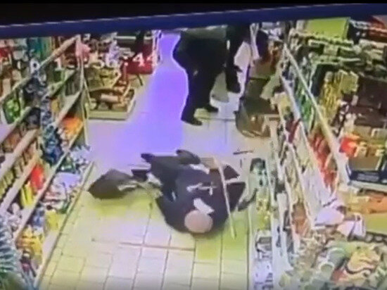 Момент падения засняли на видеокамеру