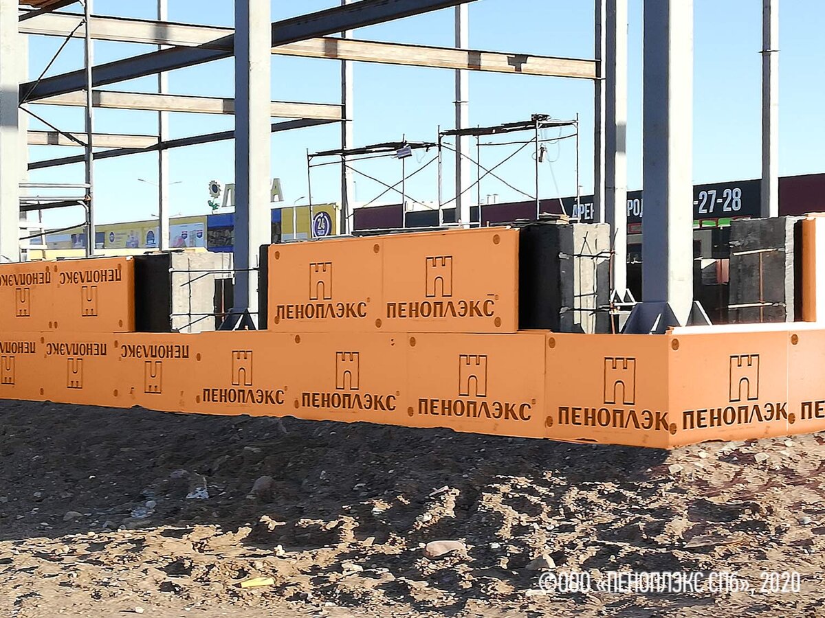 На фото: утепление цоколя нового торгового центра на Рижском пр. в Пскове 
