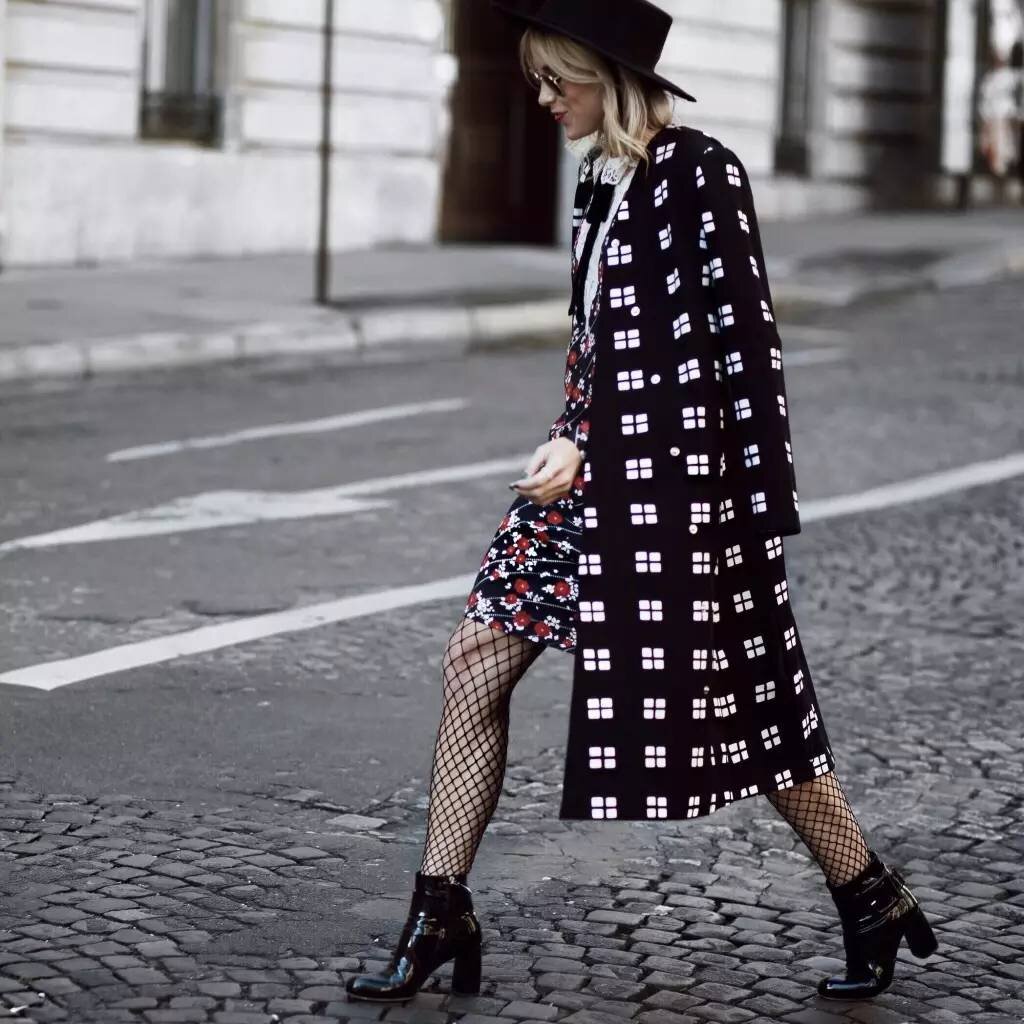 Девушка в колготках в крупную сетку. /Фото: i2.wp.com