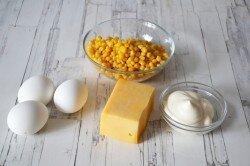 ШАГ 1:
Подготовить ингредиенты. С консервированной кукурузы слить жидкость.