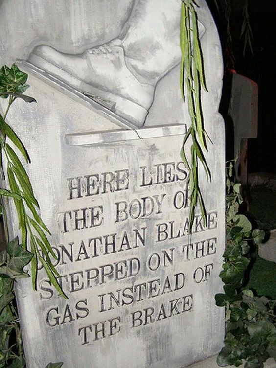 «Здесь лежит тело Джонатана Блейка, который нажал на газ вместо тормоза"