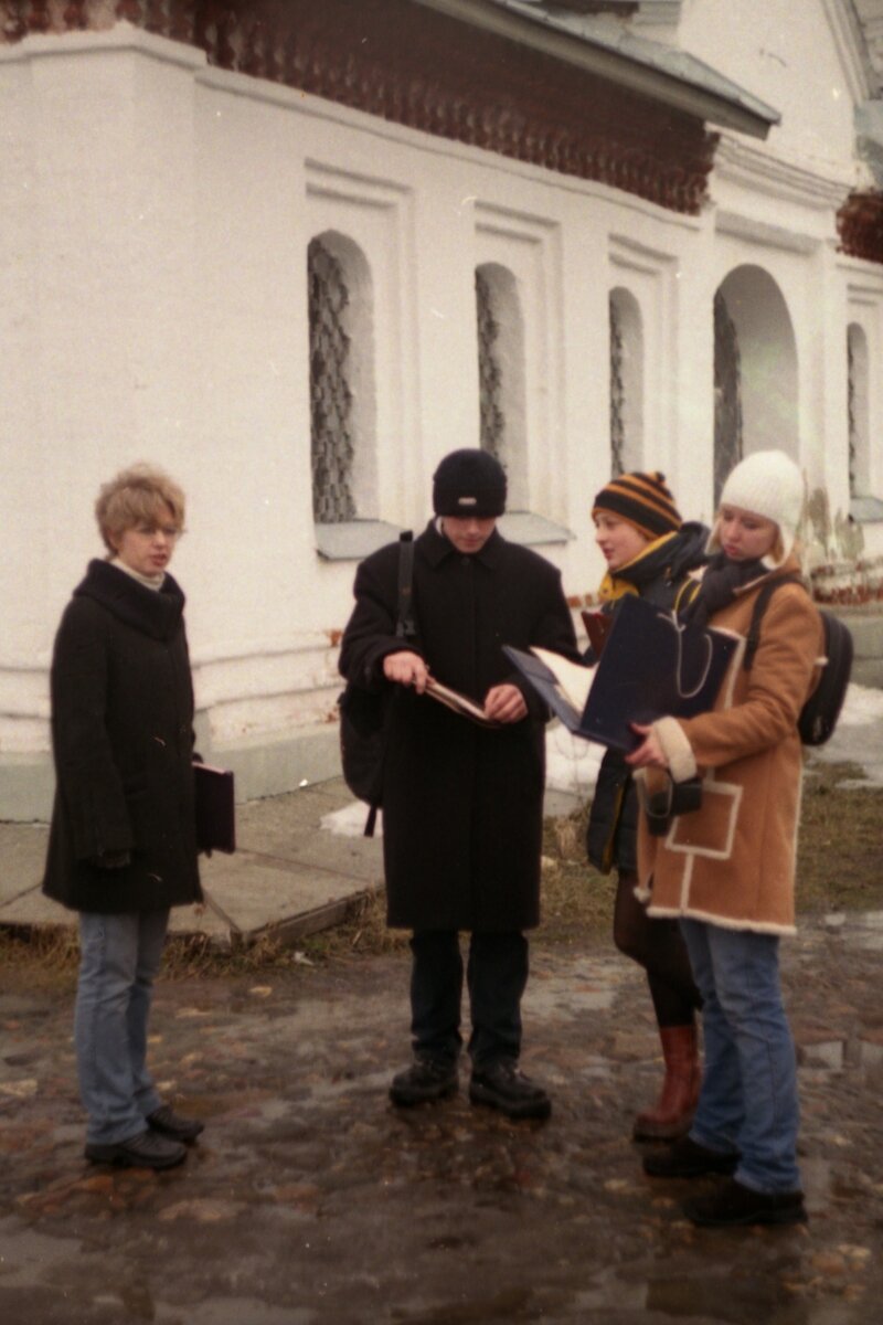 В любую погоду всей группой ходили на зарисовки.