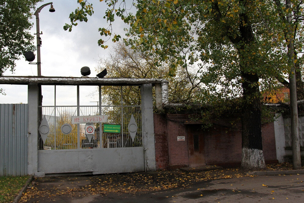 1. Начнём с 1-й Карачаровской улицы. Здесь расположен, упоминавшийся в прошлом посте Деревообрабатывающий комбинат № 3. Это крупнейшее столичное предприятие, специализируется на изготовление деревянных оконных блоков со стеклопакетами и дверей, а в последнее время под индивидуальную мебель. ДОК-3 имеет собственное, широкомасштабное производство на современном немецком оборудовании по уникальной технологии. 

Вот, что написано о комбинате на его официальном сайте: "ДОК-3 – это современное высокомобильное производство с развитой инфраструктурой, новейшим парком оборудования и самыми передовыми технологиями в области изготовления деревянных, алюминиевых, противопожарных окон и дверей. Комбинат и его продукция ежегодно отмечается дипломами на международных выставках. У нас сложились надежные долгосрочные взаимоотношения со многими государственными и коммерческими структурами Москвы и регионов России. Среди наших клиентов Департаменты образования, здравоохранения, культуры, строительства города Москвы".