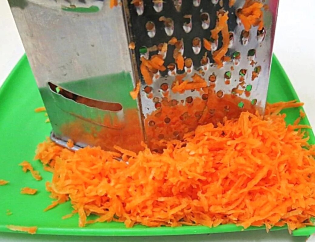 Натертая морковь. Трем морковь на терке. Морковь через терку. Натертая морковь. Морковь на мелкой терке.
