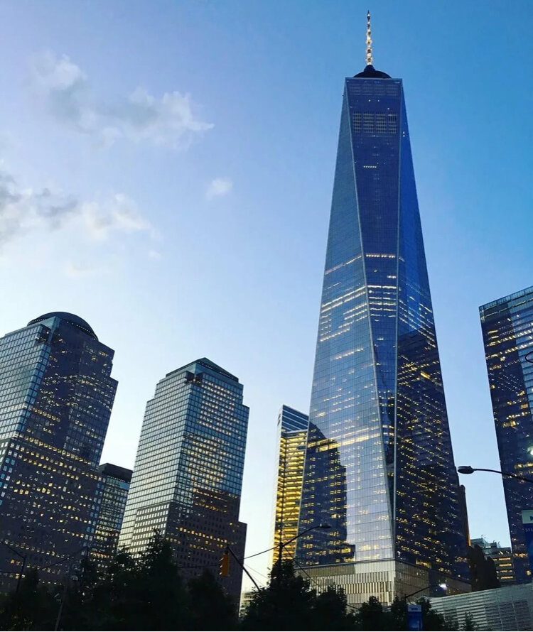 4 место: Всемирный торговый центр 1 (Башня свободы)
Небоскреб находится в Нью-Йорке и на его строительство ушло 8 лет. Но вот уже в ноябре 2014 году, это здание поразило посетителей своей мощью и просторностью. Его высота 541,3 метра, этажей 104 и еще 5 находятся под землей, а выполнен он в современном стиле хай-тек.