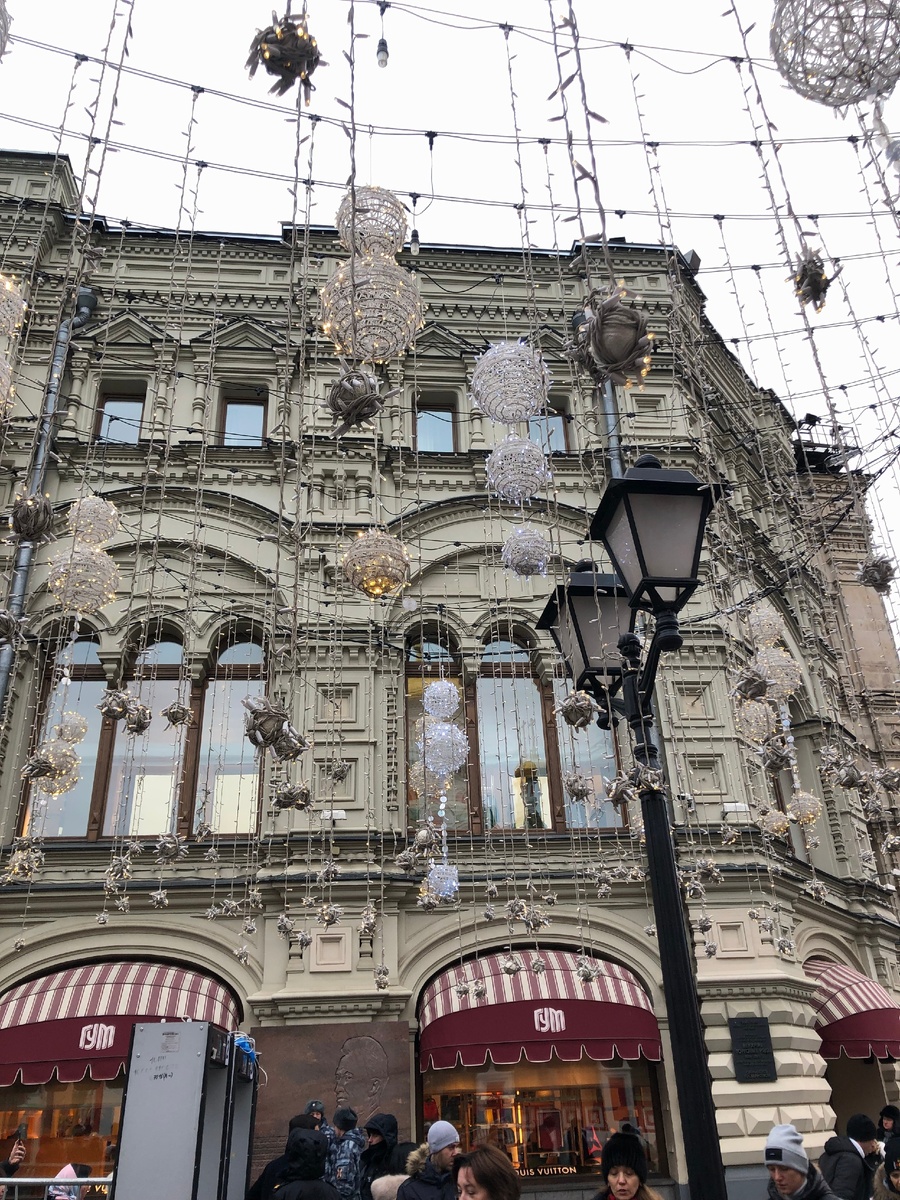 Новогодняя Москва очень порадовала. Каждая улица была украшена лучше, чем в Европе.