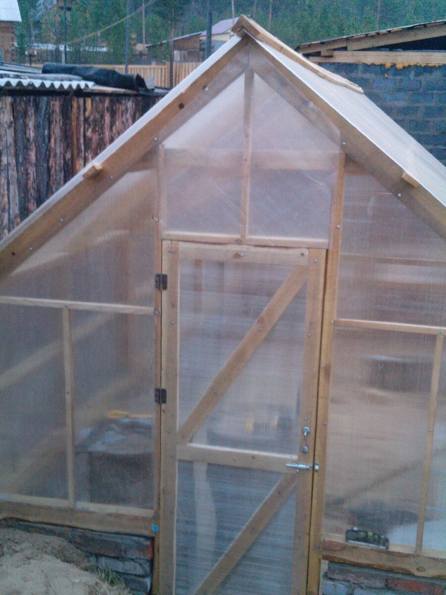 Дверь в парник. Теплица из поликарбоната своими. Теплица из пленки. Деревянный парник из поликарбоната. Дверь в теплицу из поликарбоната.