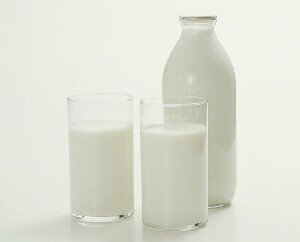 Молоко и молочные продукты обеспечивают организм многими питательными веществами, они богаты белком и кальцием. Отдавая предпочтение продуктам с низким содержанием жира, можно обеспечить организм в полной мере кальцием и поддерживать низкое потребление жира. Рекомендуются снятое (или обезжиренное) молоко, йогурты, сыры и творог с низким содержанием жира.