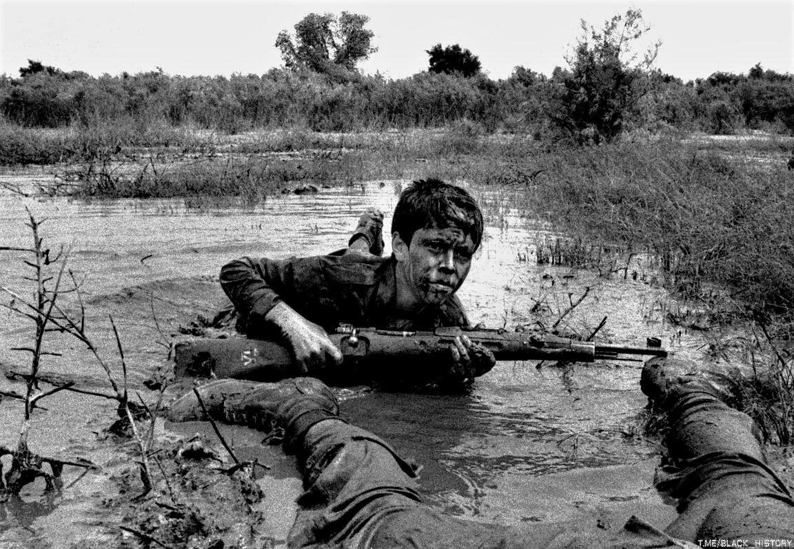 Иранский мальчик-солдат переходит через болото. 1980-е гг