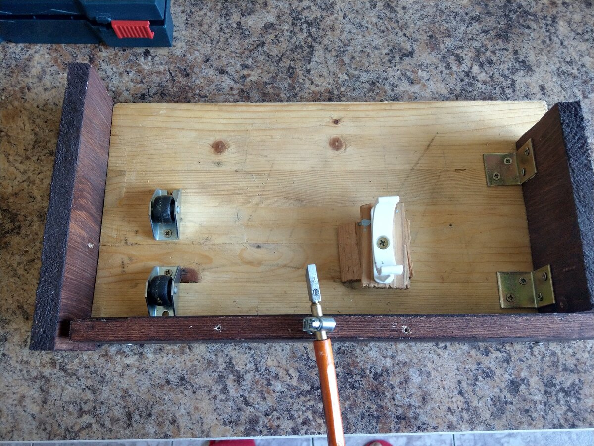 Самодельный станок. Как видно на фото, хомутик со стеклорезом можно прикрутить саморезом в другом месте  под стать размеру бутылки (два отверстия по разные стороны от стеклореза).