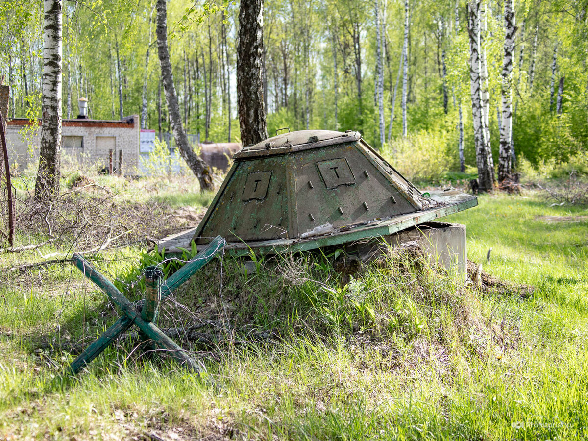 Ехал по лесу и нашёл штуку похожую на НЛО. Оказалось это бронеколпак ???