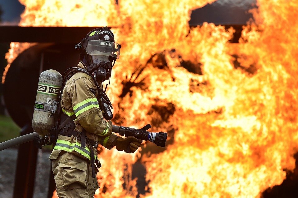 https://cdn.pixabay.com/photo/2016/10/06/01/05/firefighter-1717918_960_720.jpg