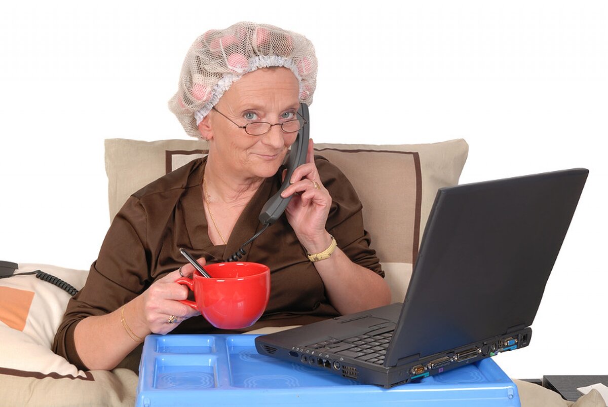 Зарабатываем помогая людям. Бабушка и компьютер. Бабушка на работе. Бабка с ноутбуком. Женщина в возрасте за компьютером.