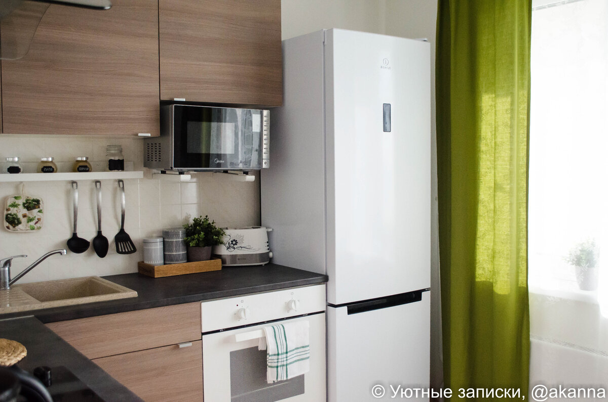 В тон к шторам подбирала аксессуары - прихватки, полотенца и салфетки